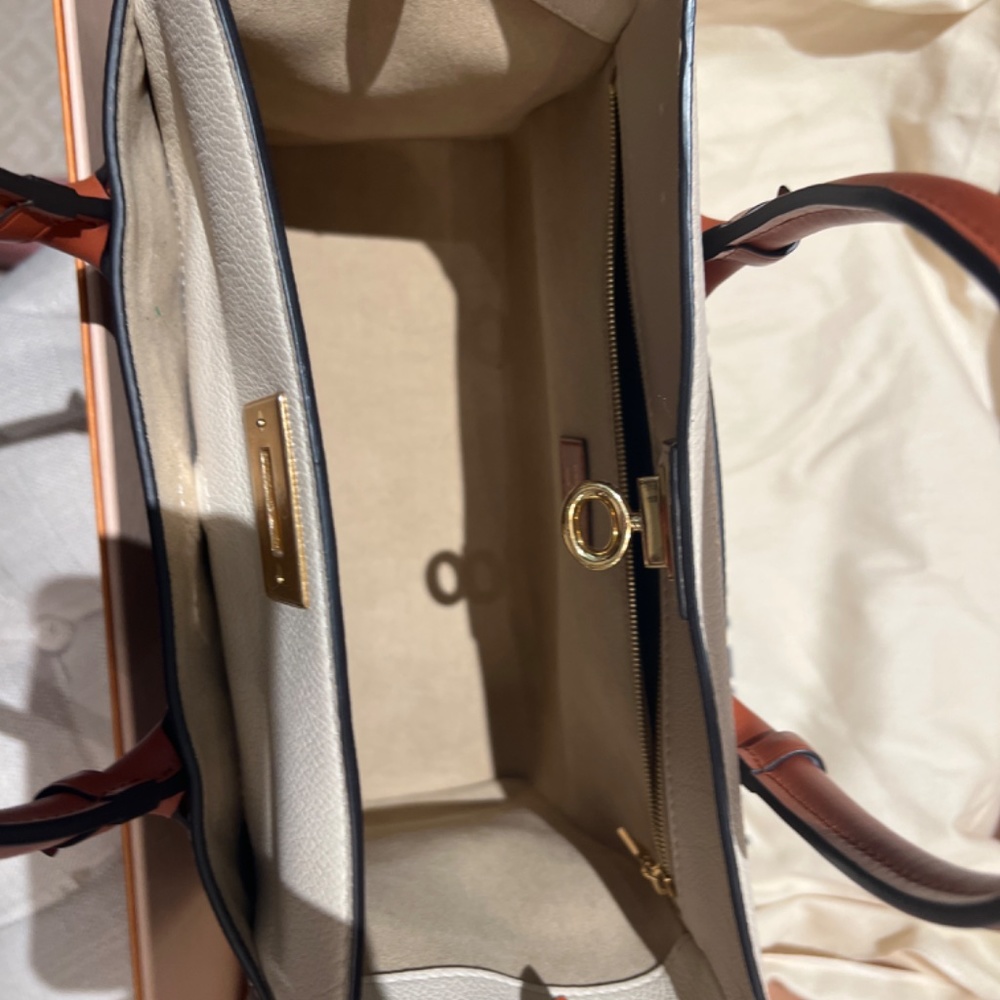 Louis Vuitton - Picture 2 of 6